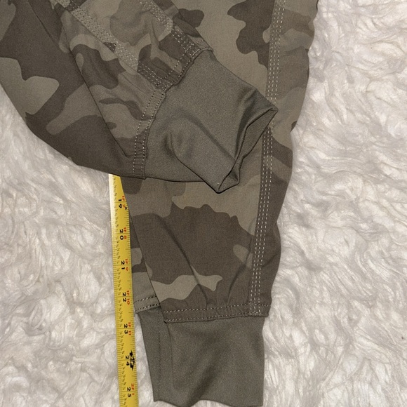 Prana Green Camo Sky Canyon Joggers, Size 0 - Picture 8 of 15